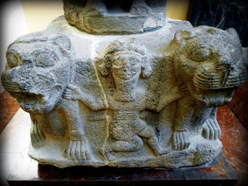 Basa de una columna de la ciudad de Samal. Neohitita.