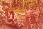 El autor Antonio Pérez con los Yanomami, ca. 1980