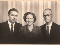 Salvador Morató (derecha), su hija Trinidad y el esposo Víctor Adé. Foto tomada en 1951 en Montevideo (archivo Adé Morató)