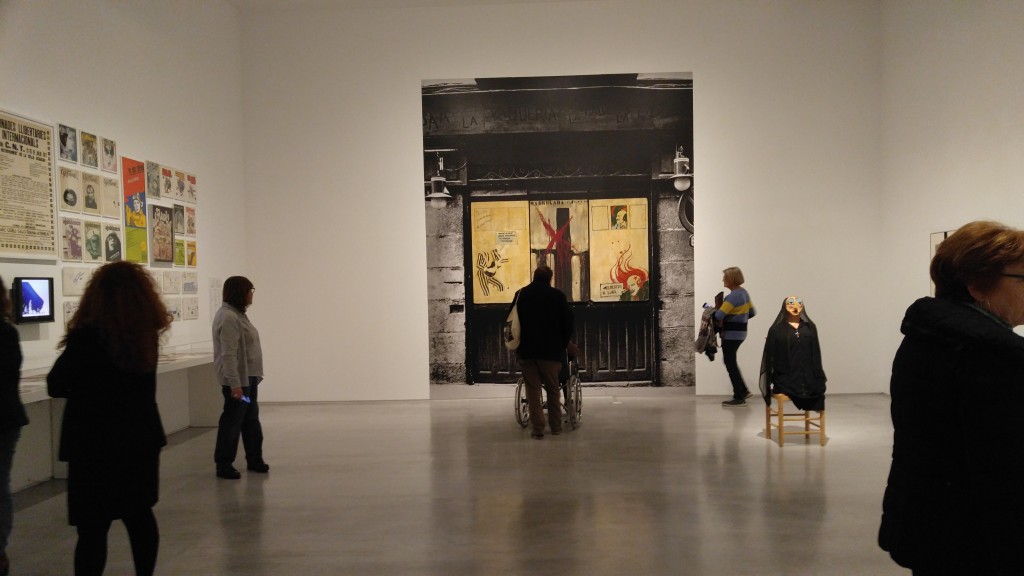 Reproducción de la entrada a La Vaquería de la calle de La Libertad, de Madrid, con los tableros de CEESEPE y de BORJA SATRÚSTEGUI