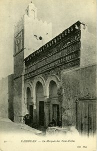 Qairuán, la mezquita de las Tres Puertas en 1900