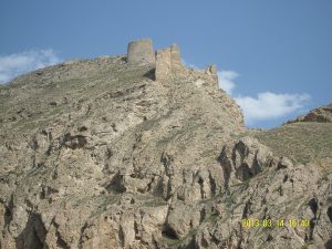 II.22.37 - Ruinas de la fortaleza de Firukuz. Persia