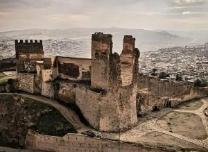 Bab Guissa, puerta de la muralla meriní de Fez, con la medina de Fez el-Bali al fondo